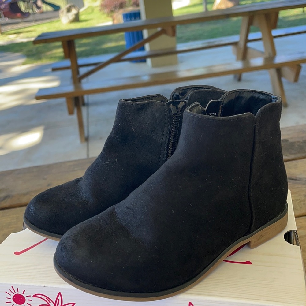 Cat & Jack Boots size 9 Toddler. Black. cheetah print interior. Made well.